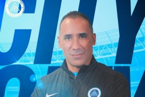 足球报：新鹏城下午前往武汉和三镇热身，新帅穆尼奥斯随队前往