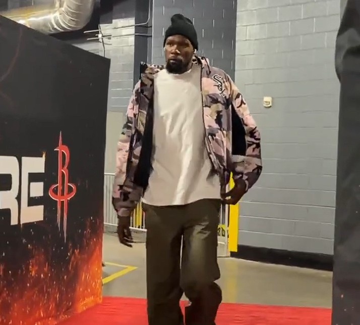 app下载-此前三连败！杜兰特潇洒入场 头戴時髦毛帽&amp;身穿撞色拉链夹克敞怀